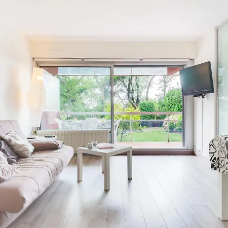 Apartamento Les Hauts De By Interhome